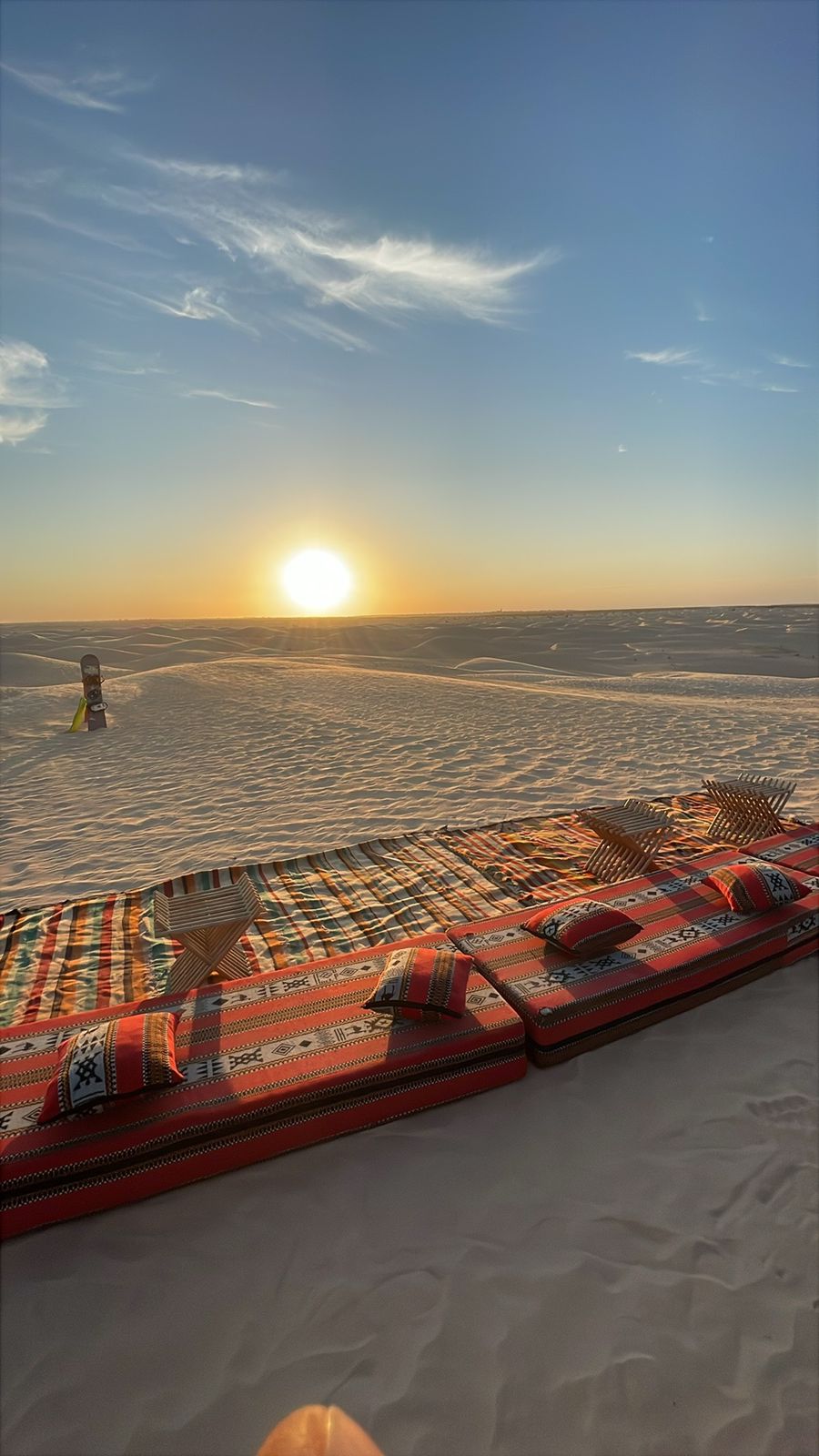 Coucher de soleil doré sur les dunes du Sahara tunisien